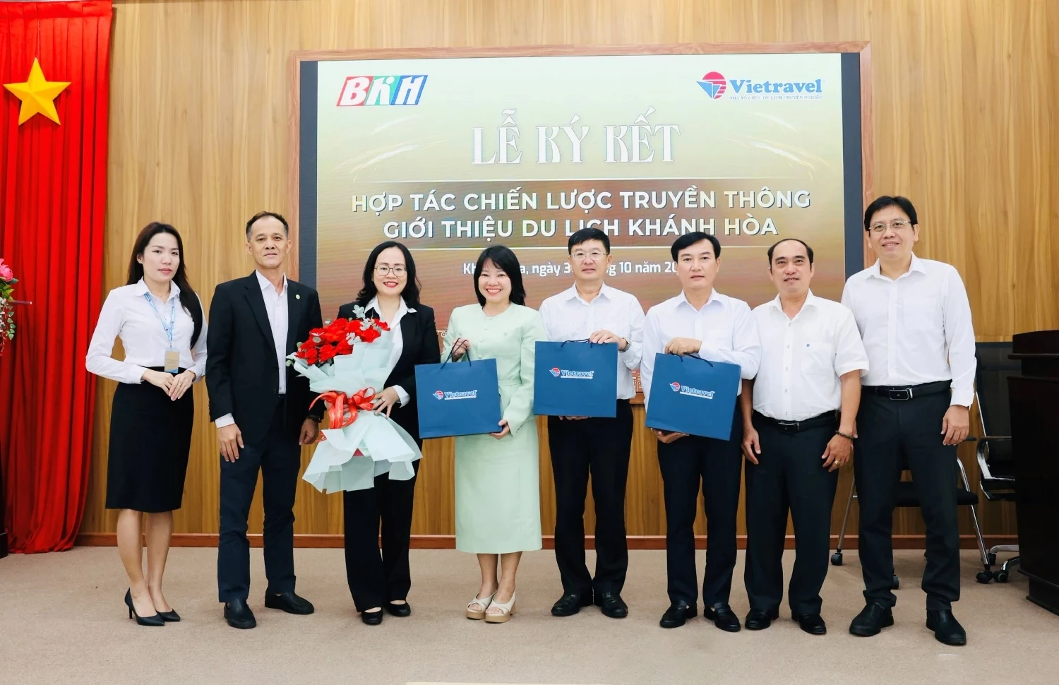 Lãnh đạo Báo và Phát thanh, Truyền hình Khánh Hòa và Vietravel chụp ảnh lưu niệm tại lễ ký kết.
