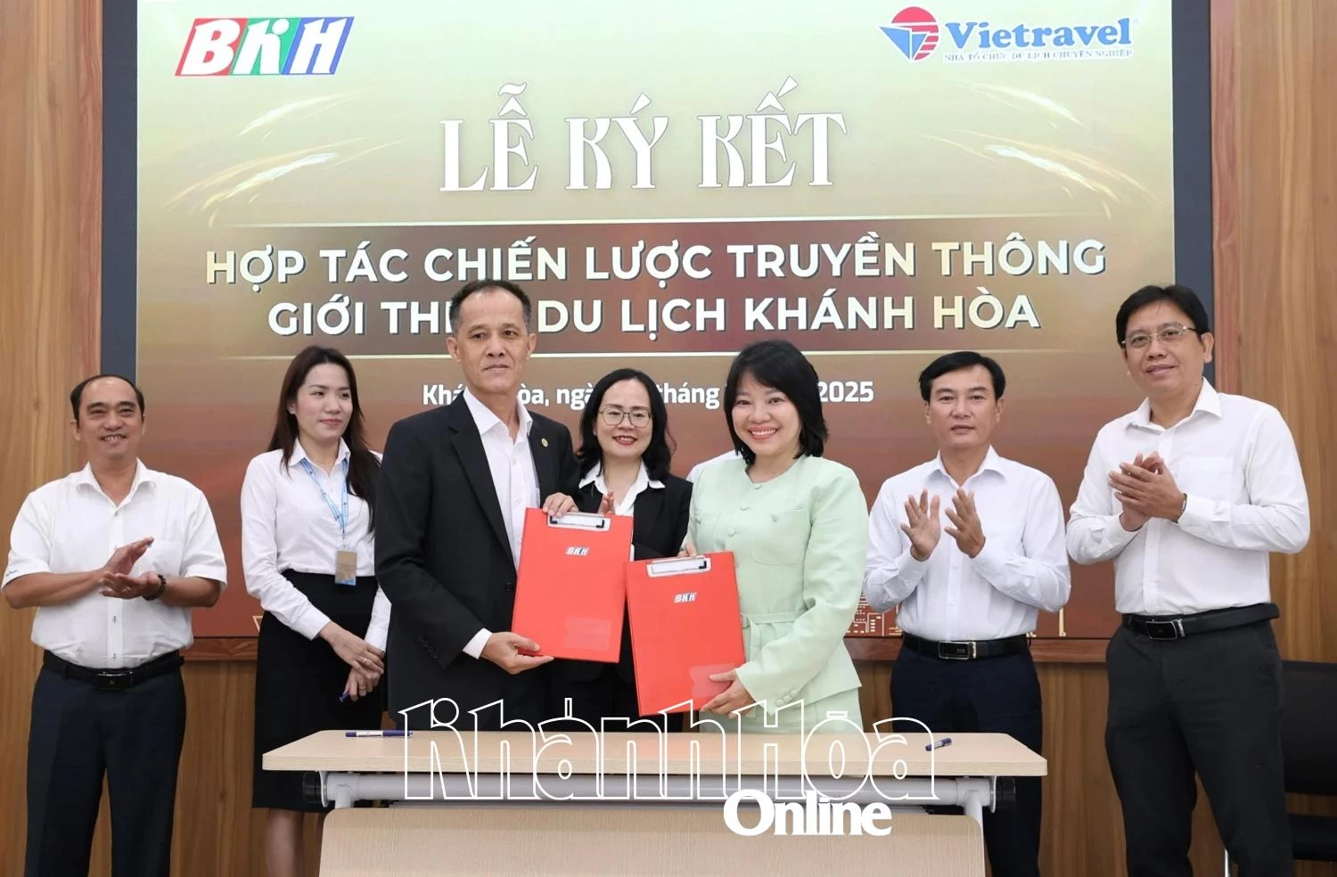 Đồng chí Thái Thị Lệ Hằng và ông Đoàn Hải Quân trao bản ký kết hợp tác truyền thông giới thiệu du lịch Khánh Hòa.