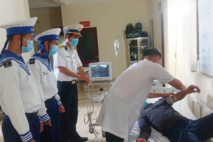 Bệnh xá đảo Trường Sa cấp cứu kịp thời cho ngư dân bị sốt cao, viêm phổi