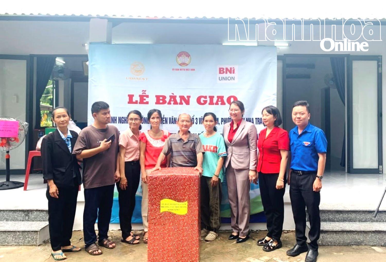 Ban Thường trực Ủy ban MTTQ Việt Nam phường tặng quà cho gia đình ông Nhu
