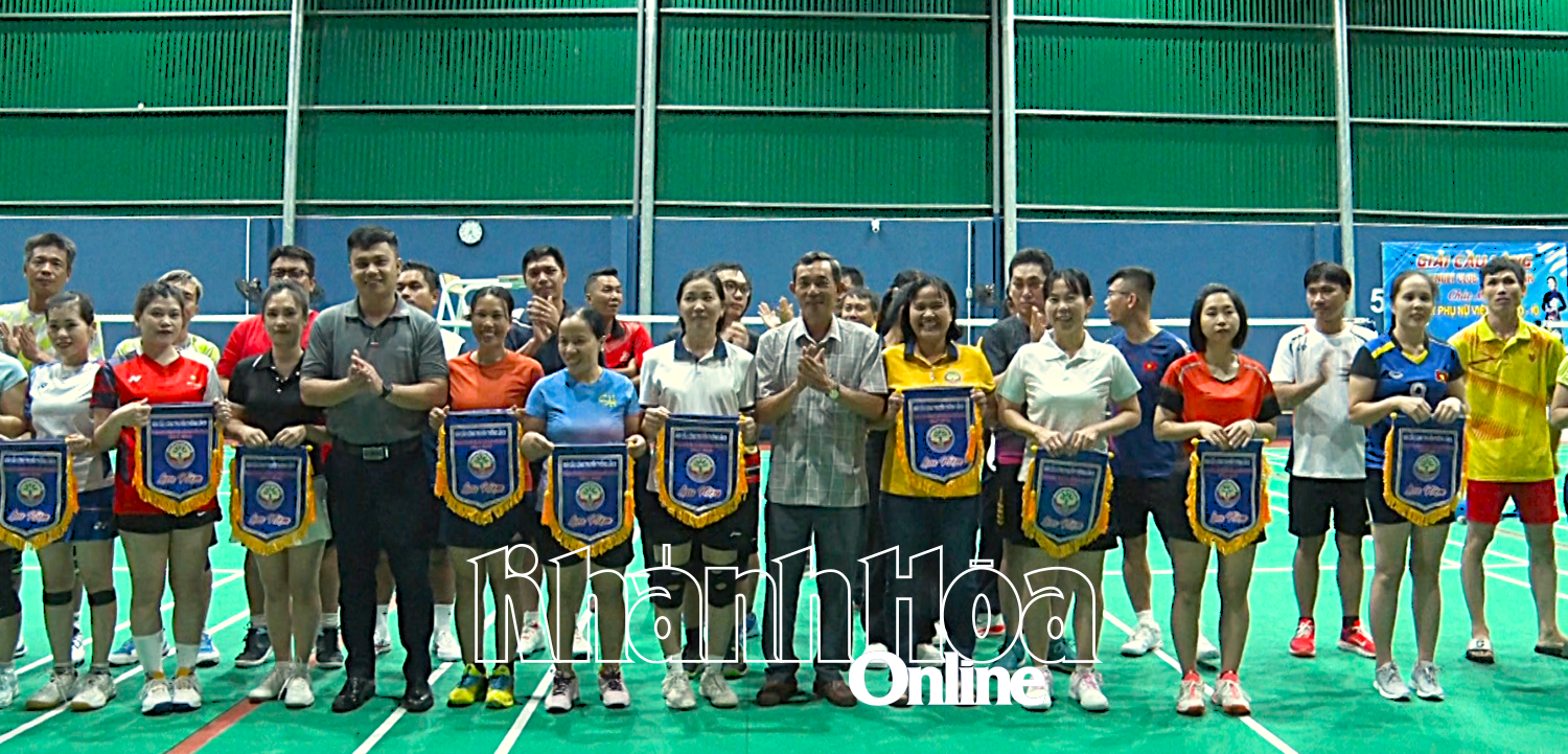 Ban tổ chức trao cờ lưu niệm cho các đơn vị tham dự giải.