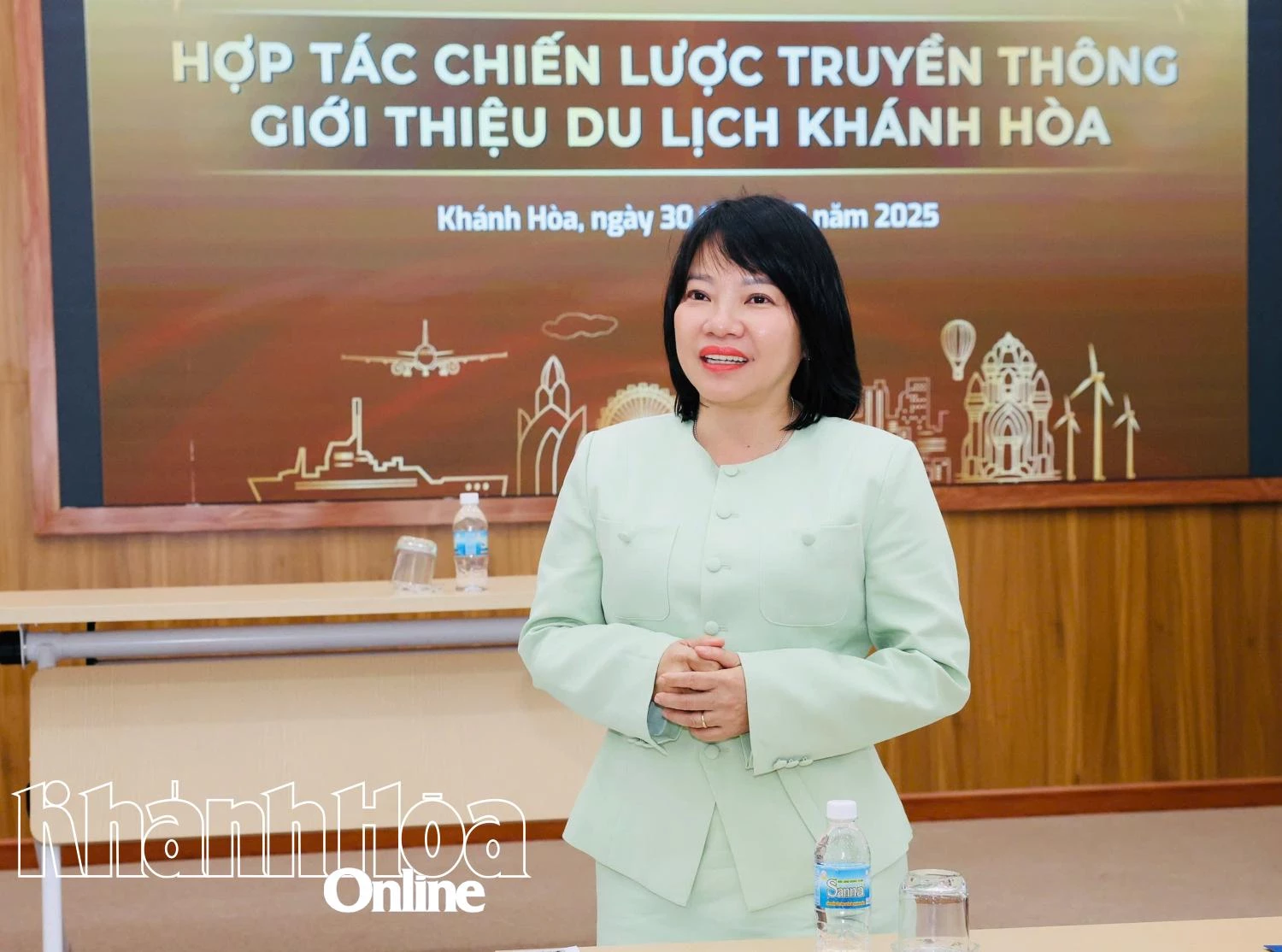 Tổng Biên tập Báo và Phát thanh, Truyền hình Khánh Hòa Thái Thị Lệ Hằng phát biểu tại lễ ký kết.