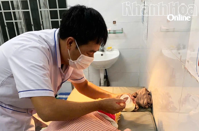 Một bé gái sơ sinh bị bỏ rơi được phát hiện và chăm sóc kịp thời