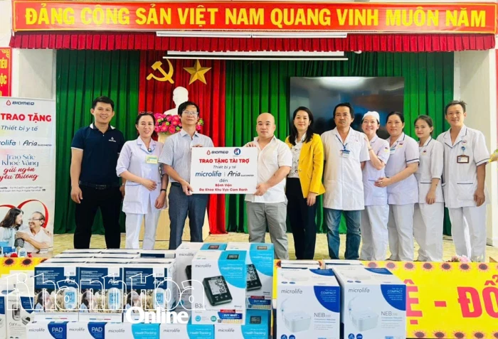 Bệnh viện Đa khoa khu vực Cam Ranh tiếp nhận trang thiết bị y tế trị giá hơn 100 triệu đồng