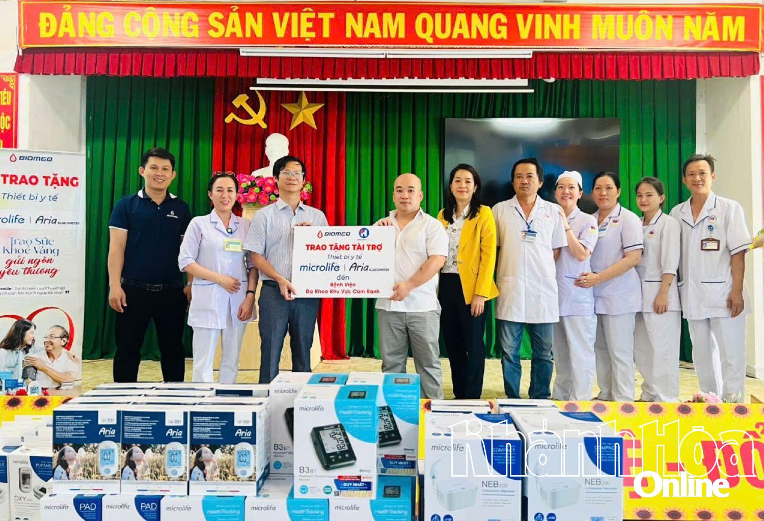 Lãnh đạo Bệnh viện Đa Khoa khu vực Cam Ranh tiếp nhận trang thiết bị.