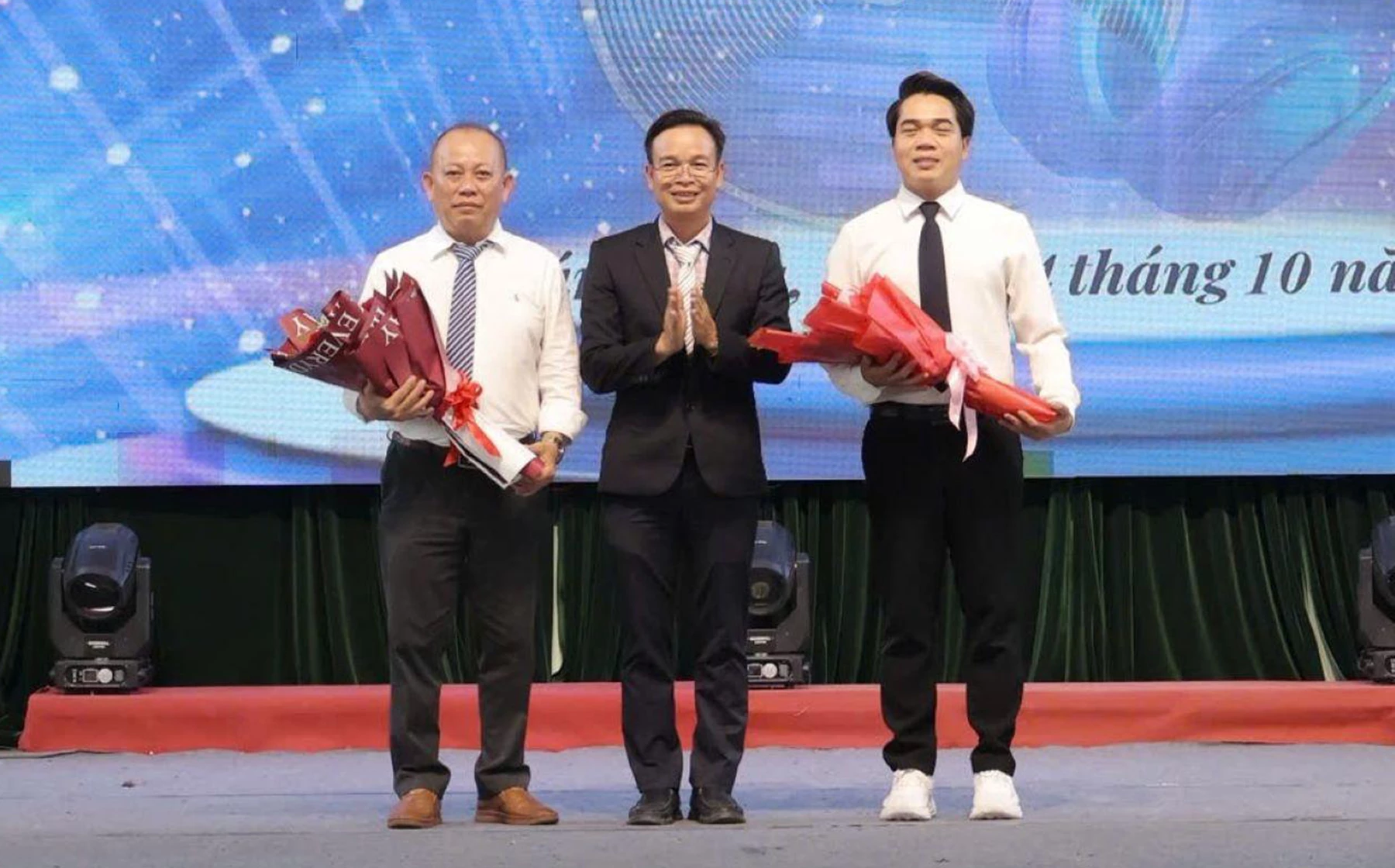 Lãnh đạo nhà trường tặng hoa cho Ban giám khảo hội diễn.