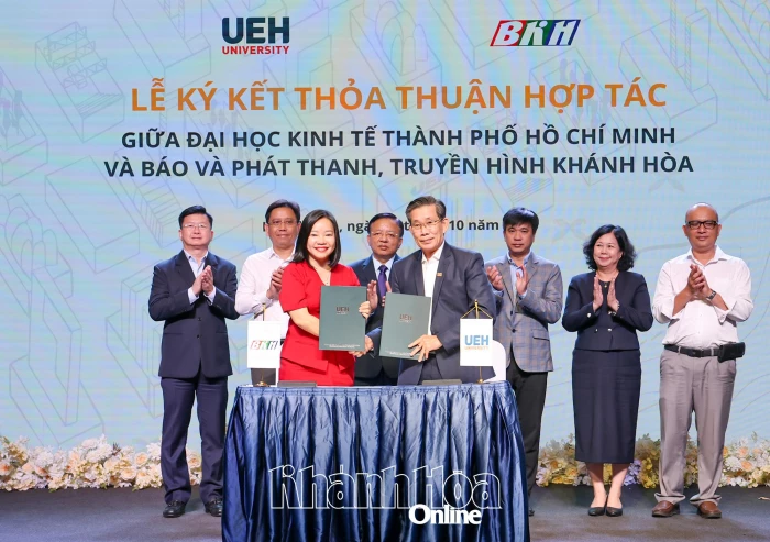 Báo và Phát thanh, Truyền hình Khánh Hòa ký kết hợp tác với Đại học Kinh tế TP. Hồ Chí Minh