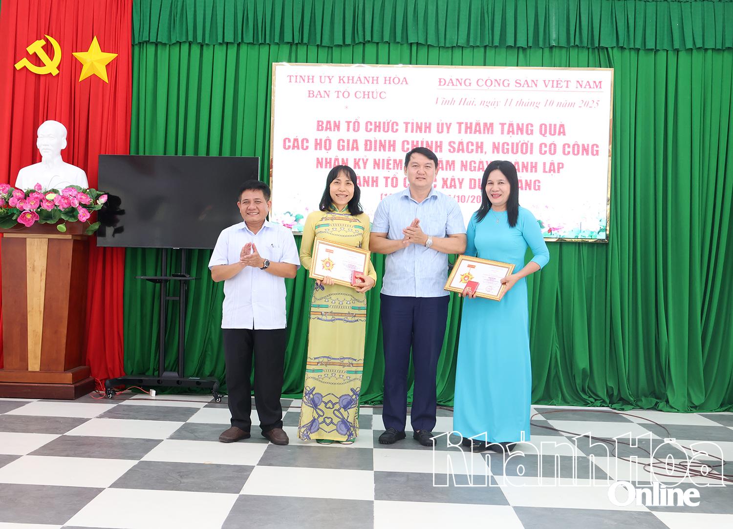 Đồng chí Lương Đức Hải và đồng chí Mẫu Thái Phương - Phó Trưởng Ban Thường trực Ban Tổ chức Tỉnh ủy trao kỷ niệm chương cho các cá nhân.