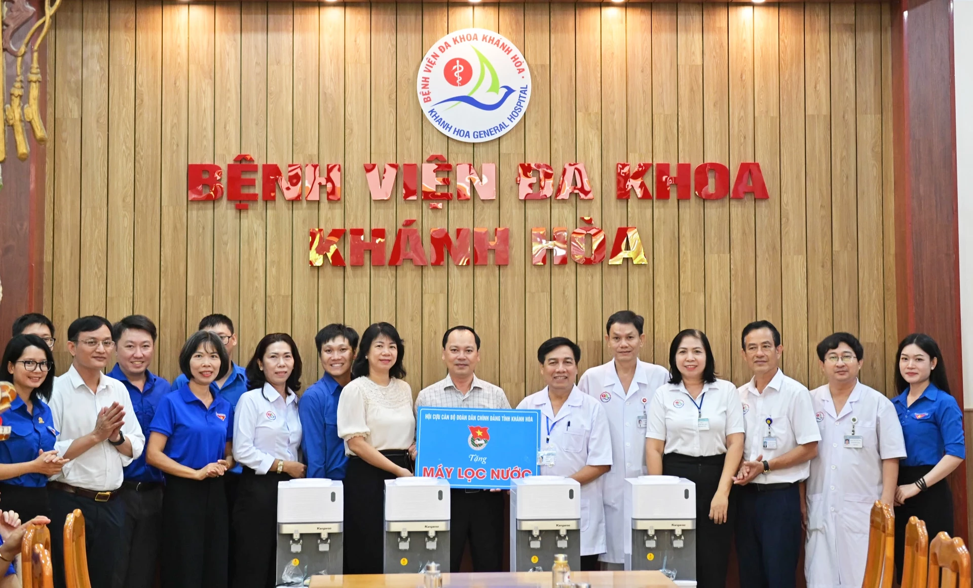 Các đơn vị trao máy lọc nước tặng Bệnh viện Đa khoa Khánh Hòa.