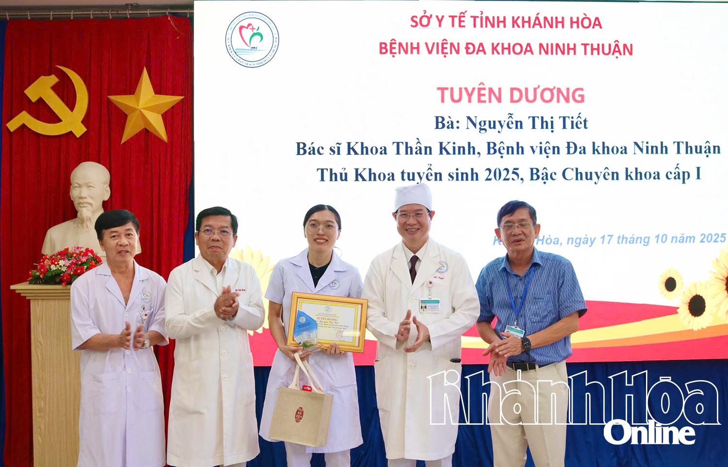 Lãnh đạo Bệnh viện Đa khoa Ninh Thuận tặng giấy khen cho bác sĩ Nguyễn Thị Tiết.