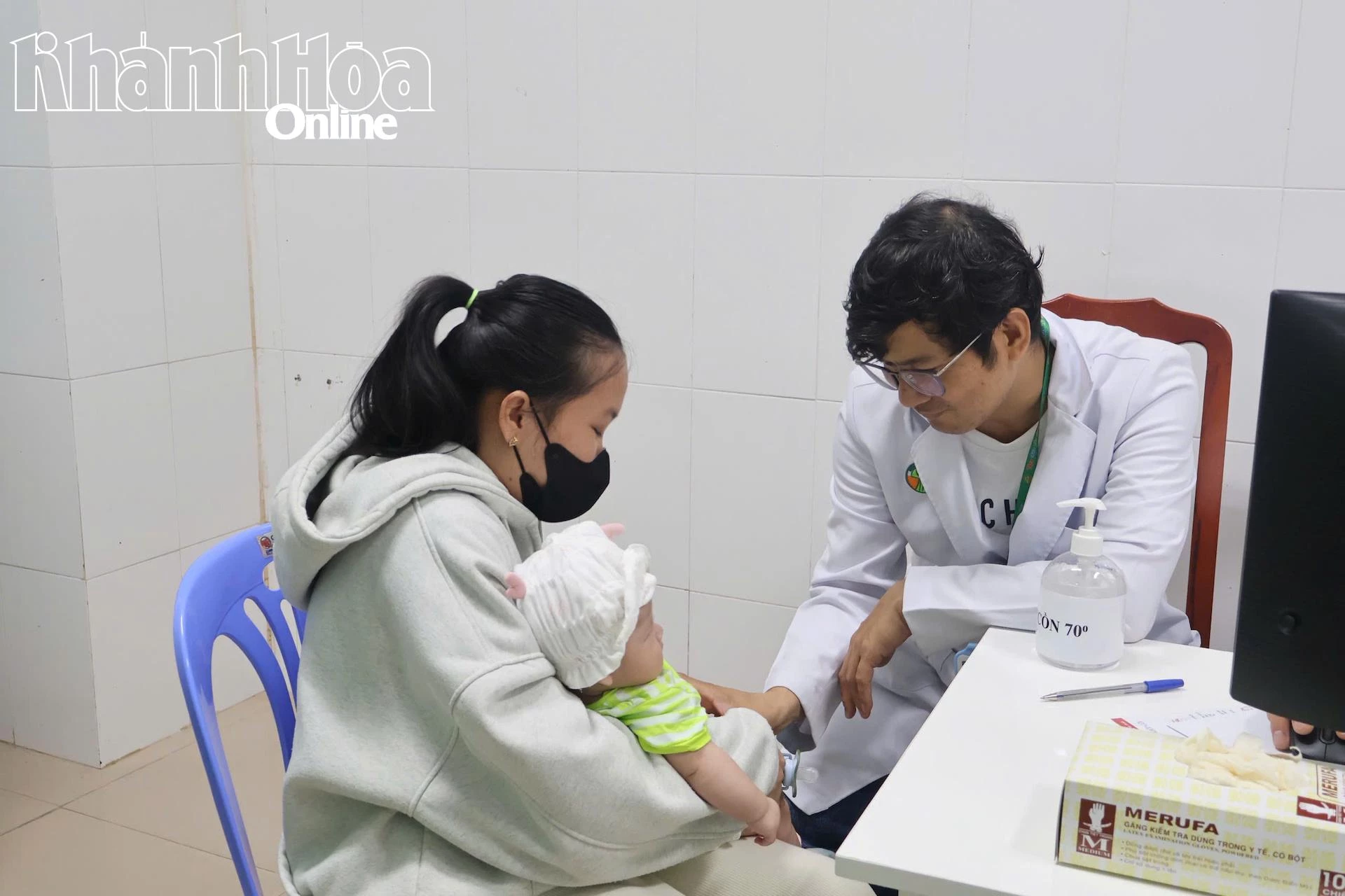 Bác  sĩ  Vương Minh Chiều thăm  khám  cho  bệnh  nhii