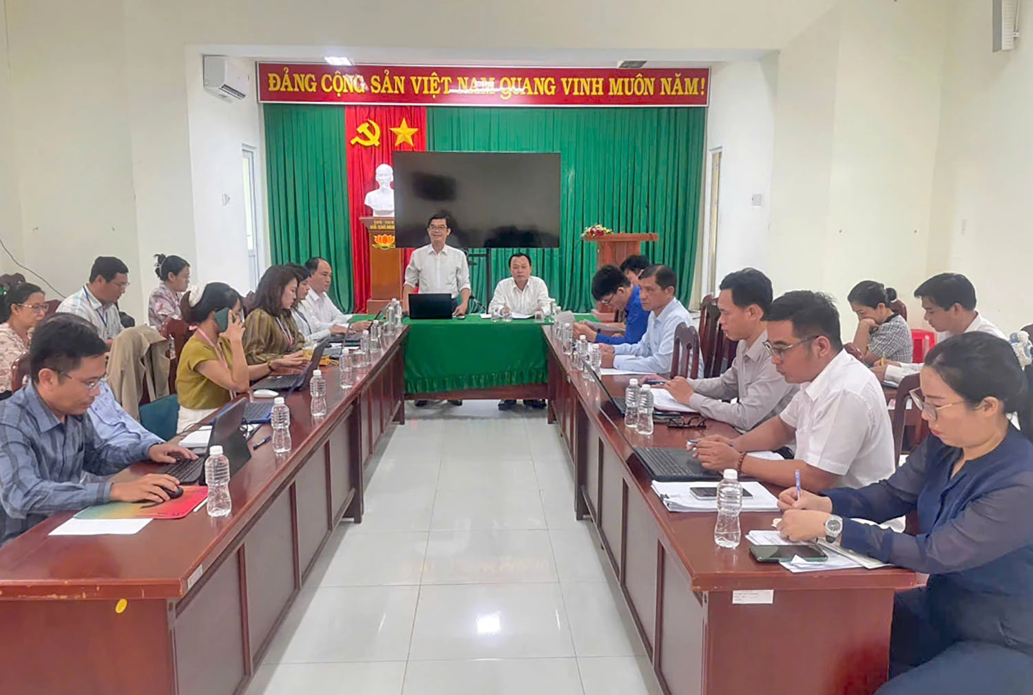 Đoàn kiểm tra số 1 làm việc tại xã Cà Ná. 