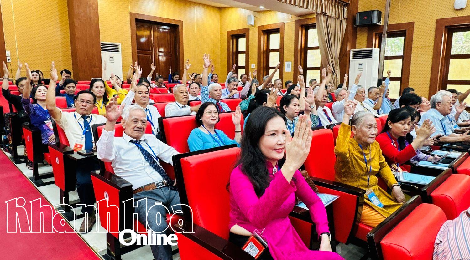 Các đại biểu biểu quyết về nhân sự Ủy viên Ủy ban MTTQ Việt Nam phường