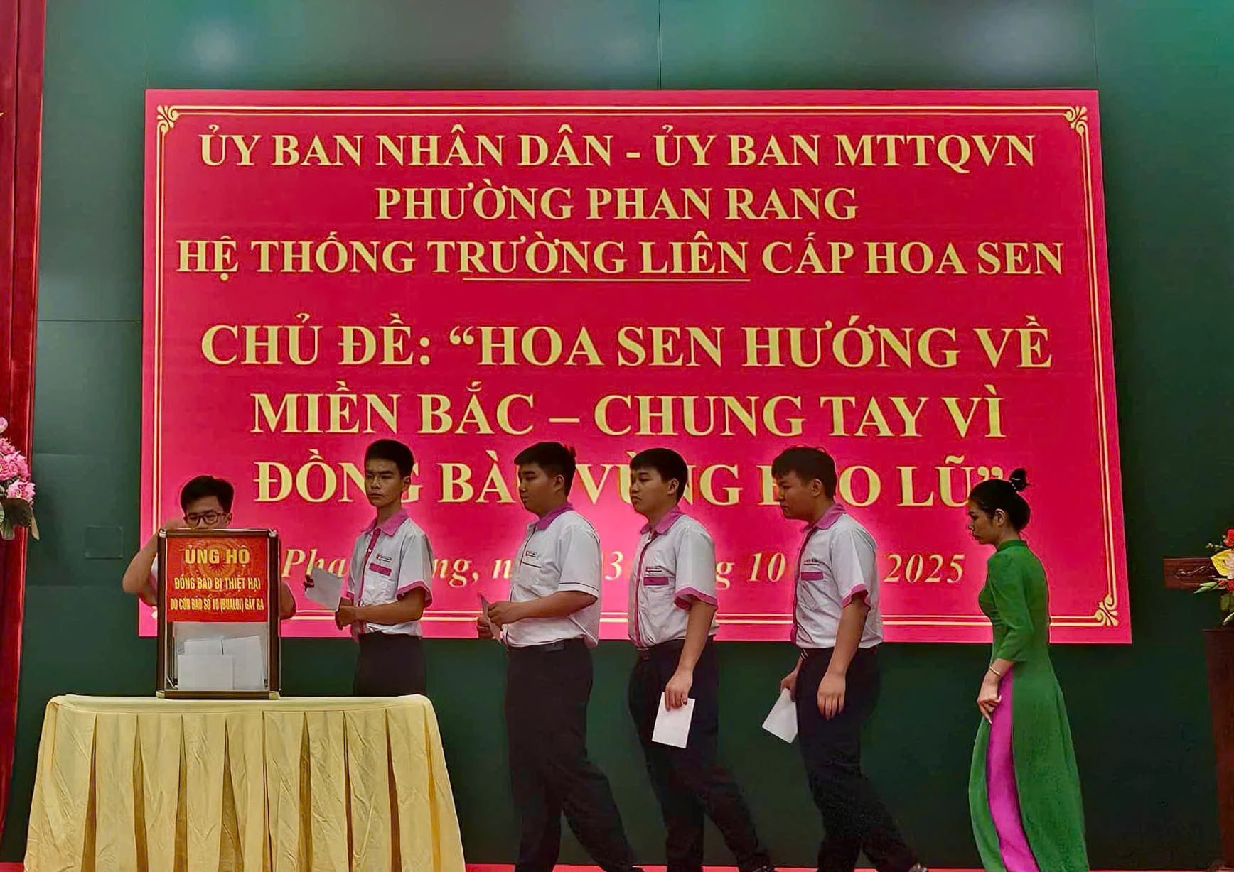 Cán bộ, giáo viên, học sinh Trường Liên cấp Hoa Sen ủng hộ tại chương trình.