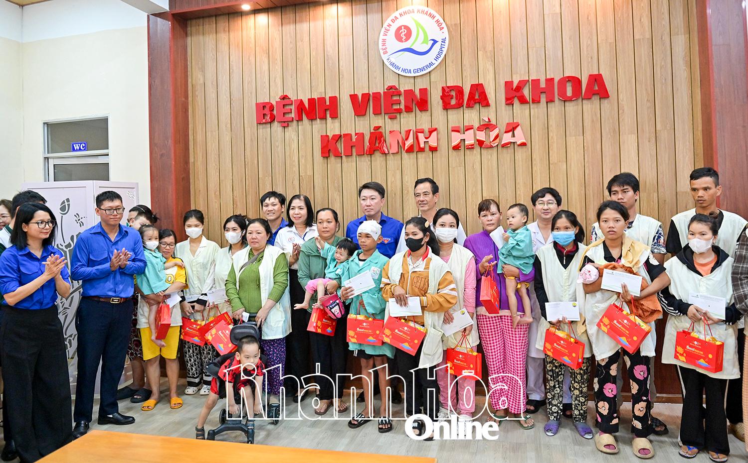 Các tổ chức đoàn trao quà Trung thu cho bệnh nhi tại Bệnh viện Đa khoa Khánh Hòa.