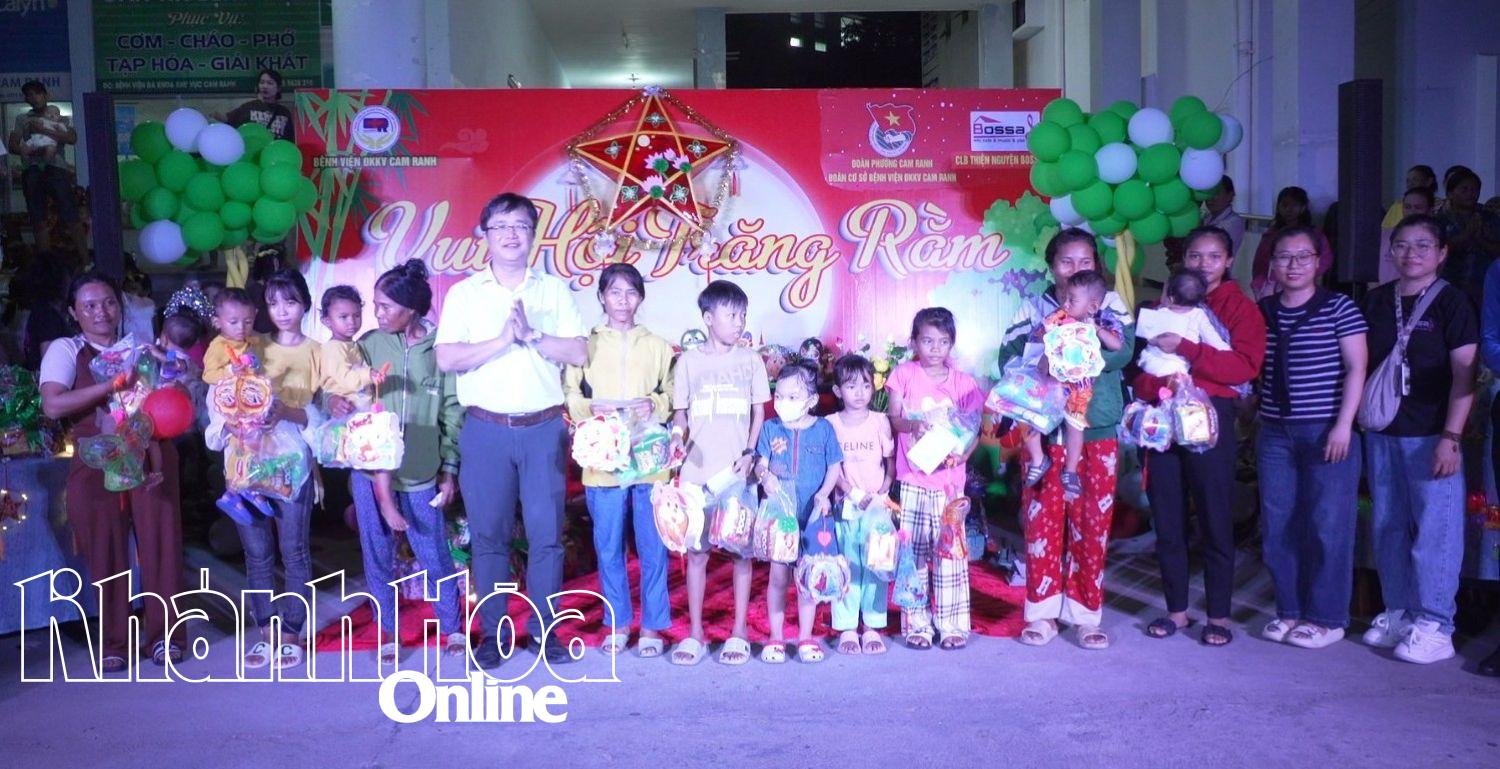 Lãnh đạo phường Cam Ranh trao quà cho các bệnh nhi nghèo, có hoàn cảnh đặc biệt khó khăn.