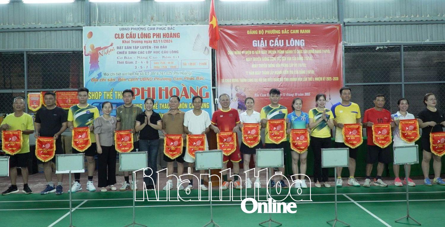 Lãnh đạo Đảng ủy trao cờ lưu niệm cho các đội tham gia giải.
