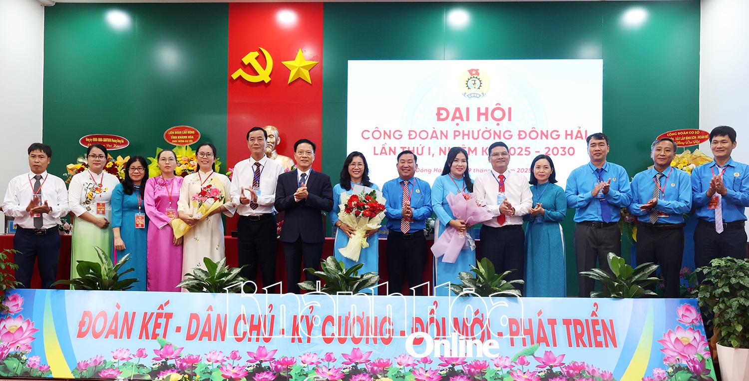 tặng hoa chúc mừng Ban Chấp hành Công đoàn phường Đông Hải nhiệm kỳ 2025-2030.