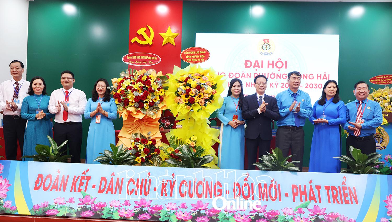 Đồng chí Phan Thanh Liêm và lãnh đạo phường Đông Hải tặng hoa chúc mừng đại hội.