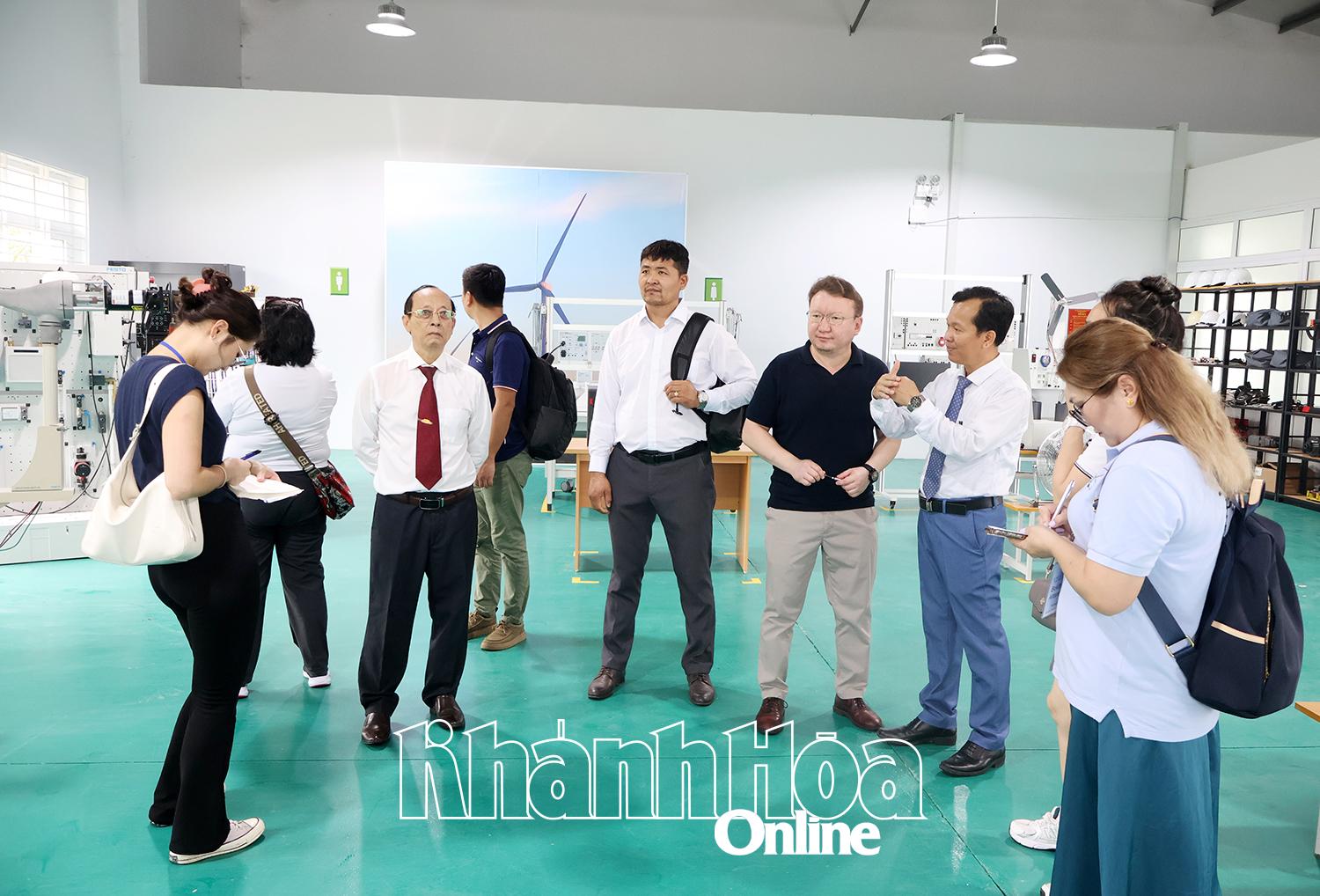 Đoàn công tác GIZ Mông Cổ tham quan xưởng thực hành năng lượng tái tạo.