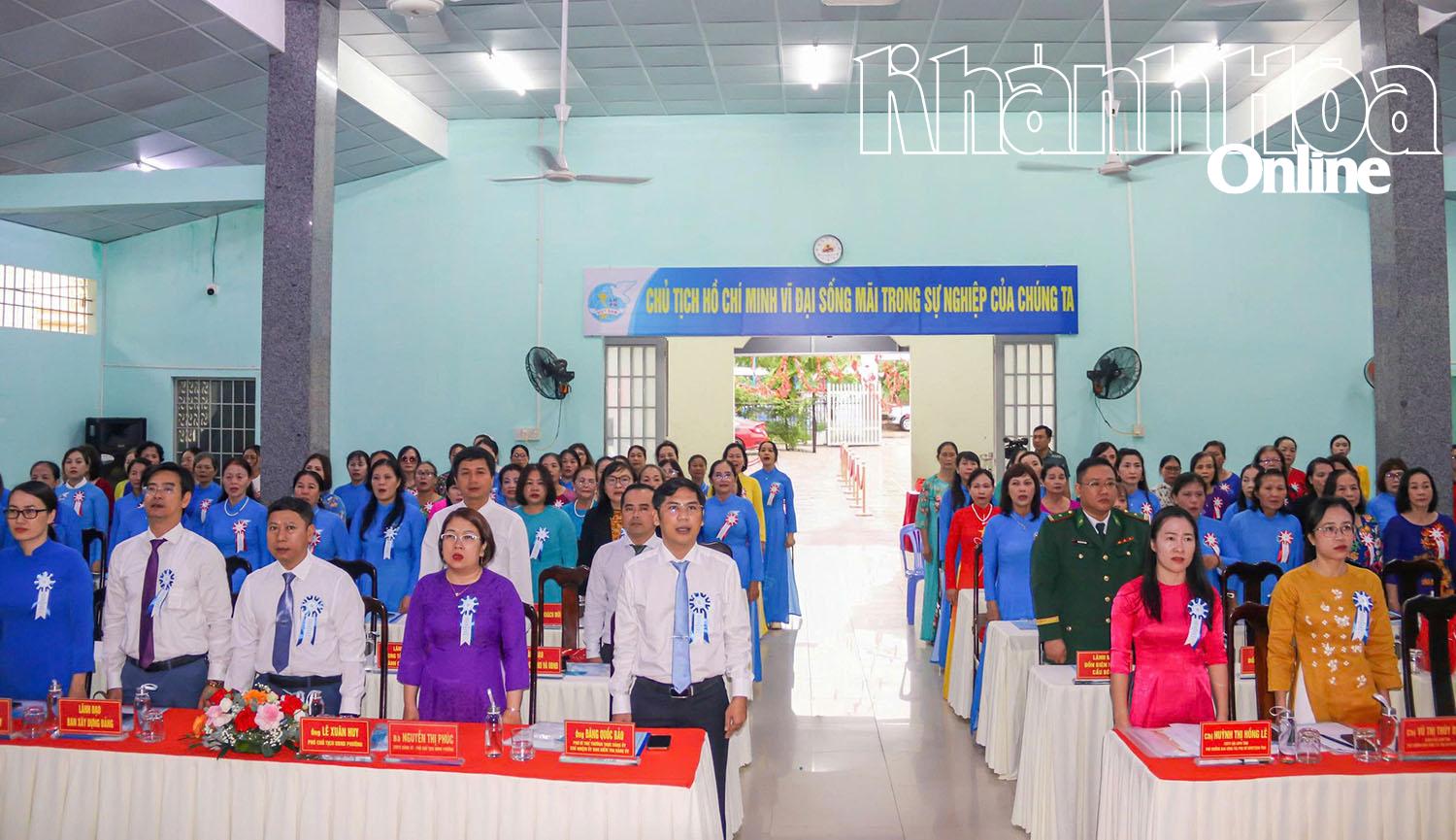 Các đại biểu thực hiện nghi lễ chào cờ.