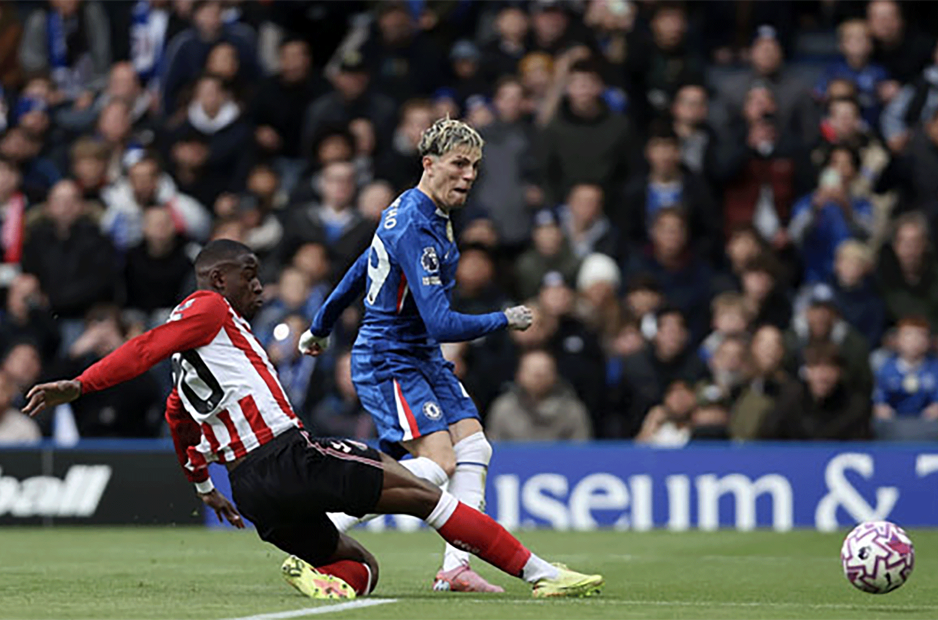 Chelsea vẫn đang lúng túng tìm lối ra cho hàng công