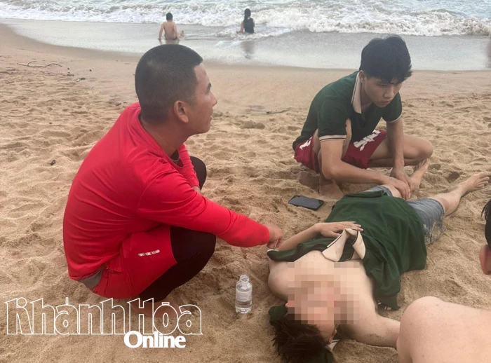 Cứu nam du khách bị đuối nước khi tắm biển Nha Trang