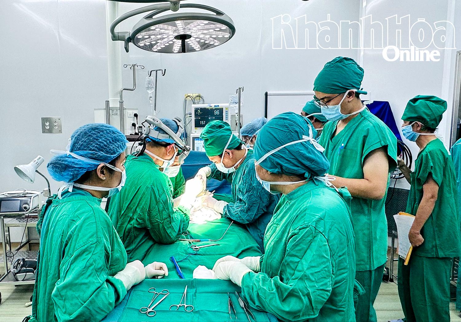 Ê-kíp y, bác sĩ phẫu thuật cứu sống trẻ 4 ngày tuổi bị teo thực quản dưới hướng dẫn của Giáo sư, bác sĩ Nguyễn Xuân Nam.