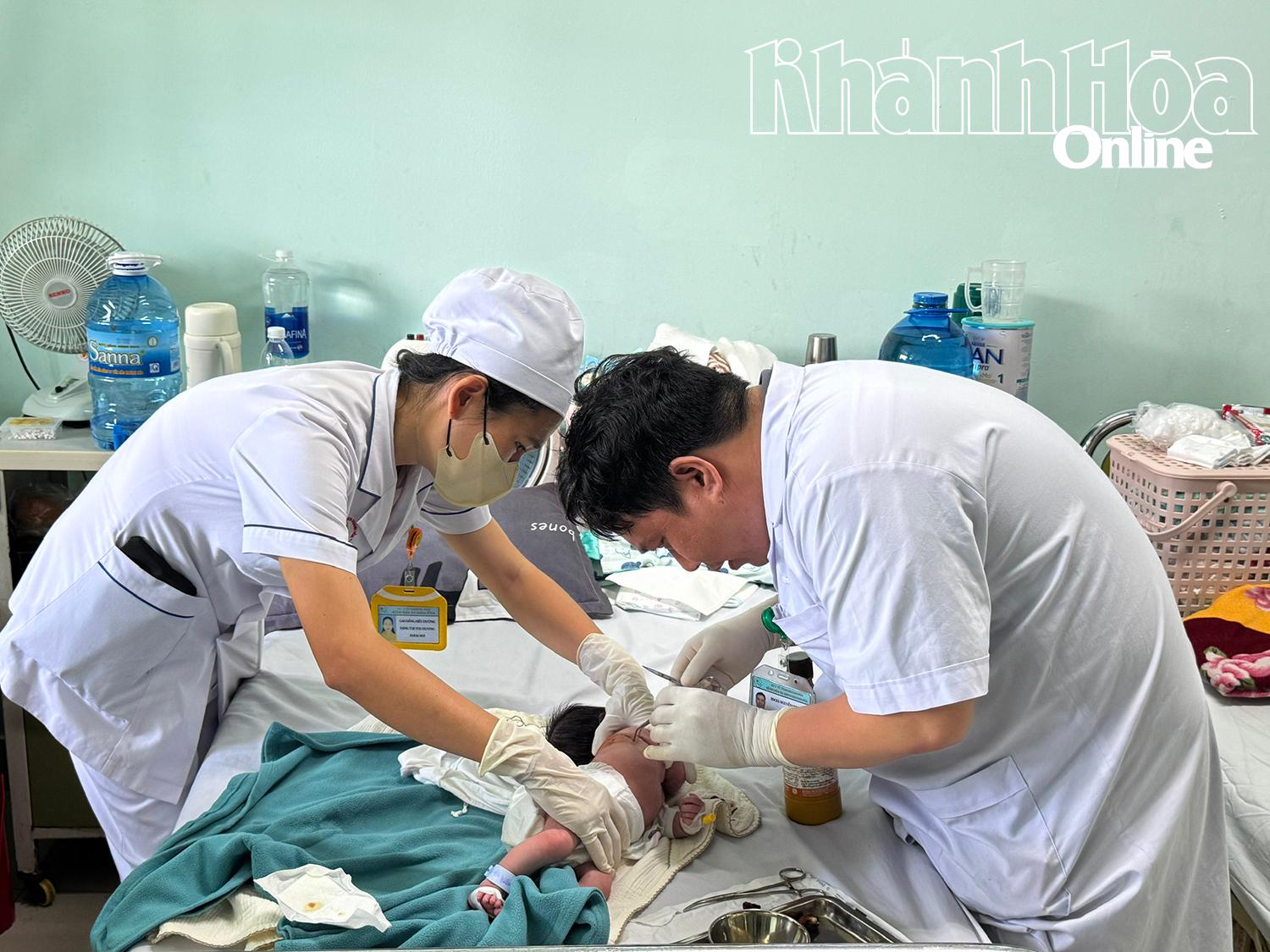 Sức khỏe bé ổn định sau phẫu thuật.