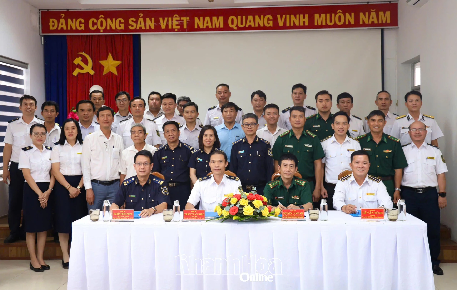 Các đơn vị chứng kiến chụp hình chung với 4 đơn vị ký kết quy chế phối hợp