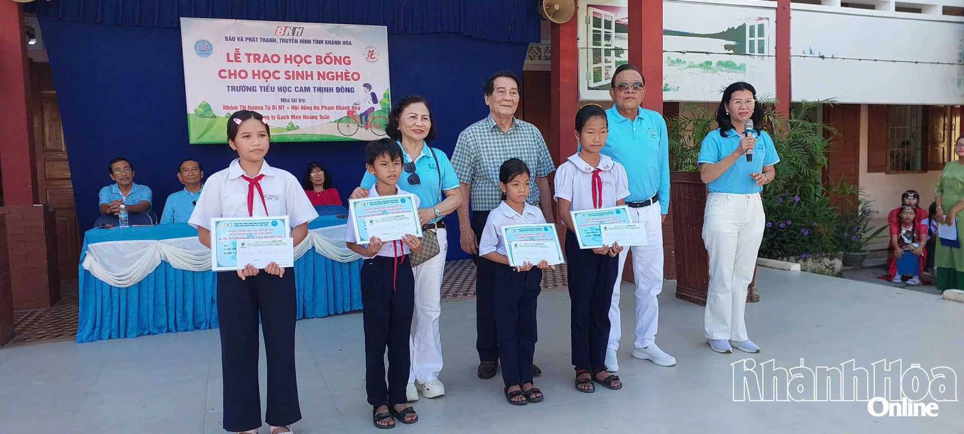 Tặng học bổng cho 4 học sinh có hoàn cảnh đặc biệt khó khăn, mồ côi.