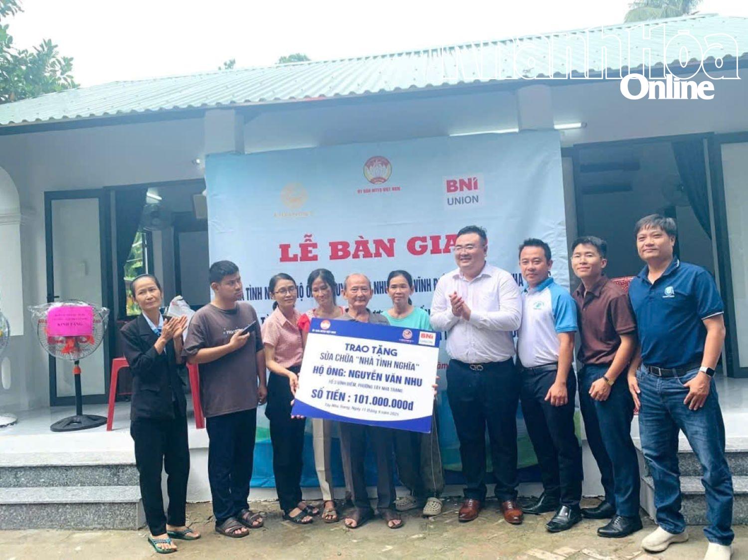 Các nhà tài trao tượng trưng kinh phí sửa chữa