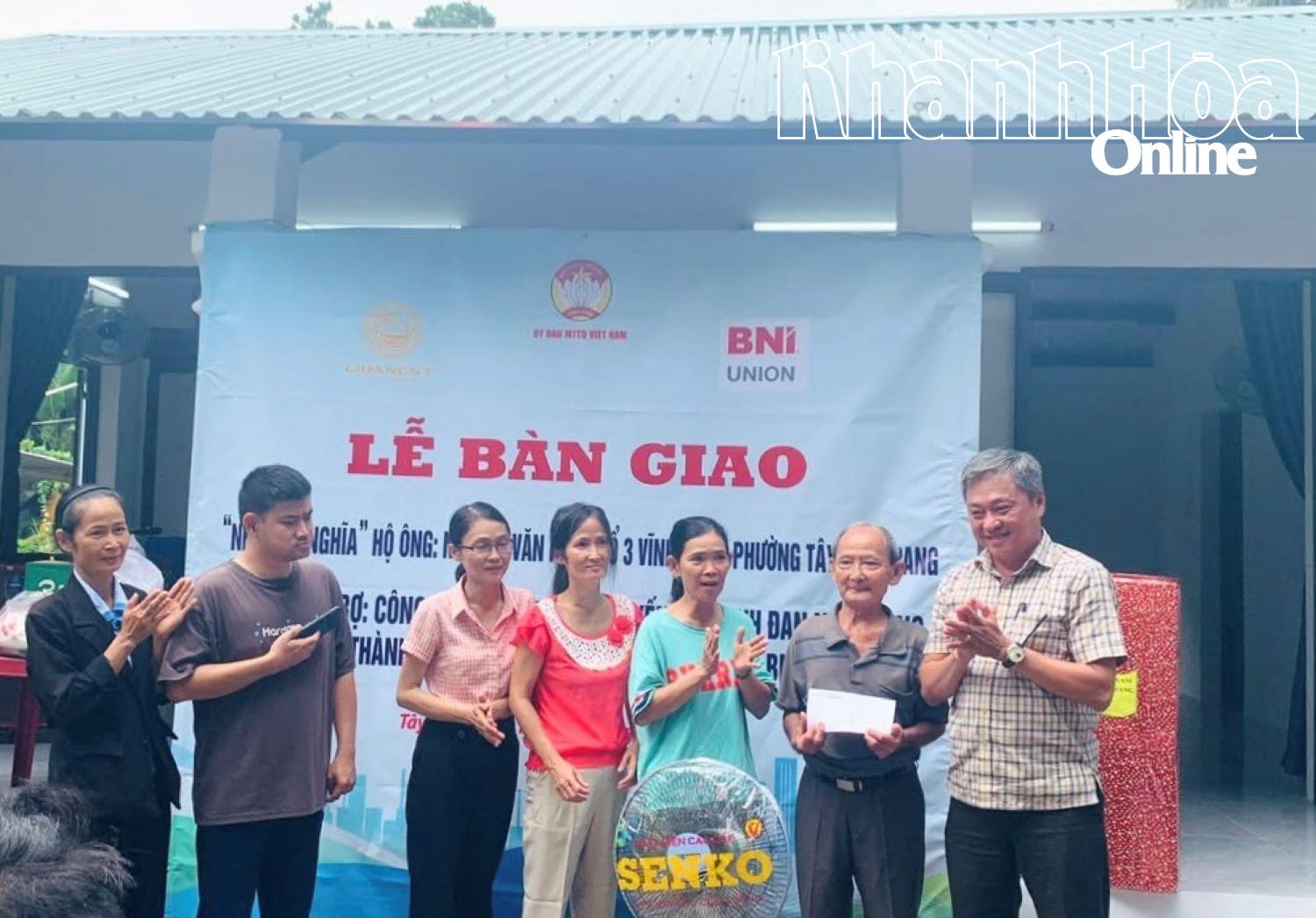 Đại diện lãnh đạo phường trao quà