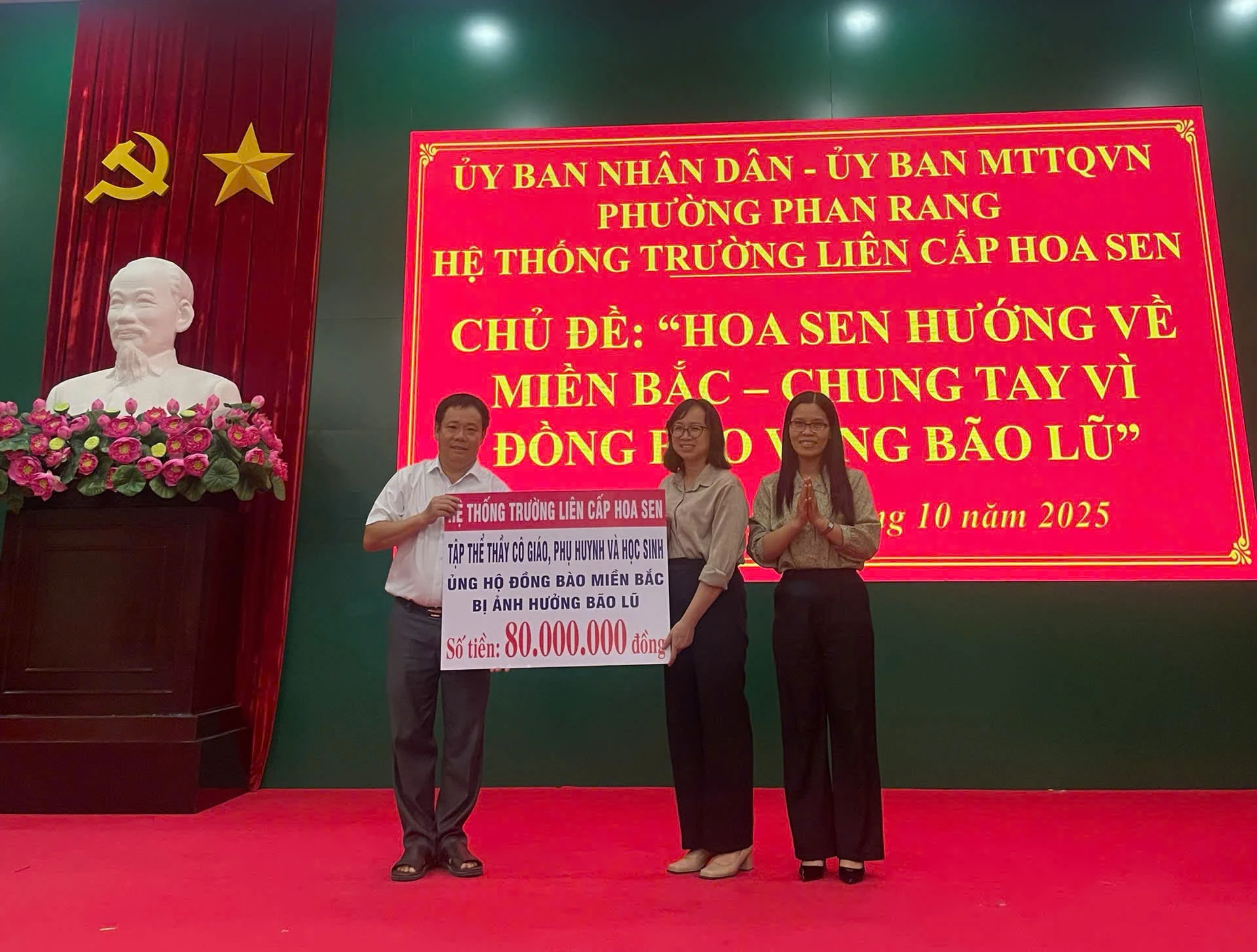 Đại diện Ủy ban MTTQ Việt Nam phường Phan Rang tiếp nhận hỗ trợ từ tập thể thầy và trò Trường Liên cấp Hoa sen.