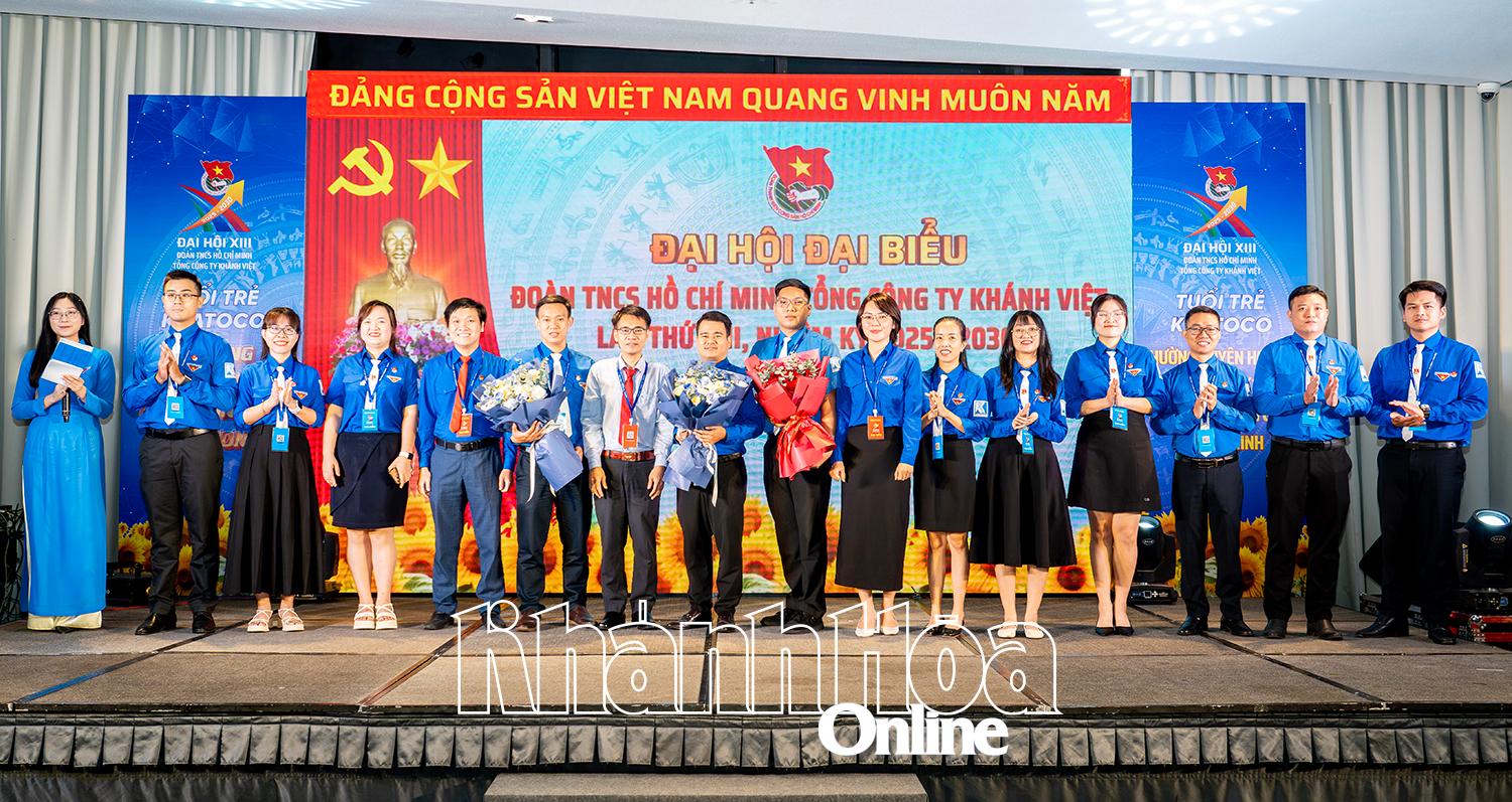 Lãnh đạo Tổng Công ty Khánh Việt, lãnh đạo Tỉnh Đoàn tặng hoa chúc mừng Ban Chấp hành Đoàn Thanh niên Khatoco nhiệm kỳ 2025 - 2030
