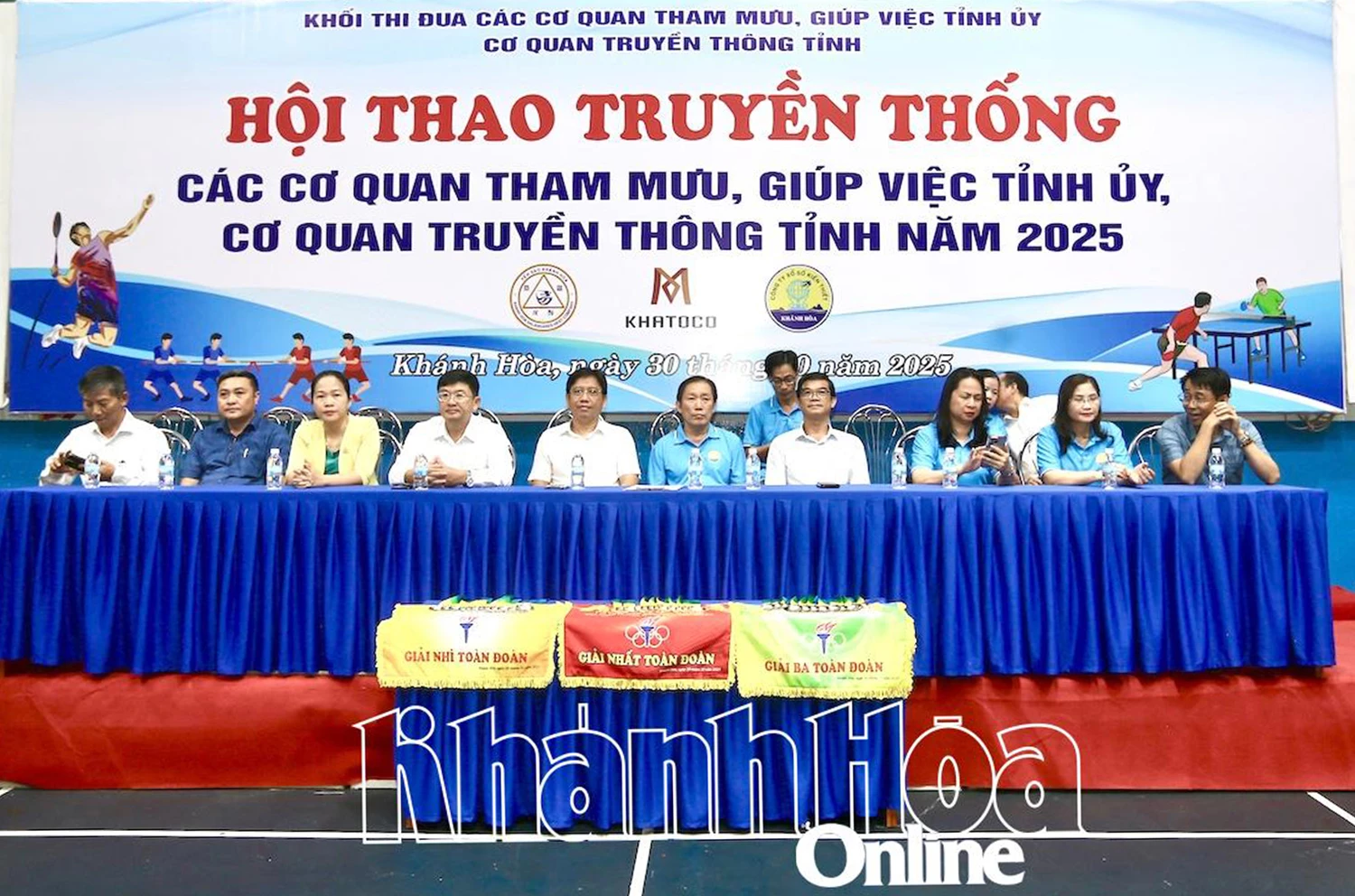 Lãnh đạo các cơ quan, đơn vị đến dự lễ khai mạc.
