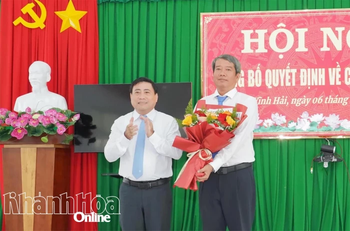 Đảng ủy xã Vĩnh Hải công bố quyết định về công tác cán bộ