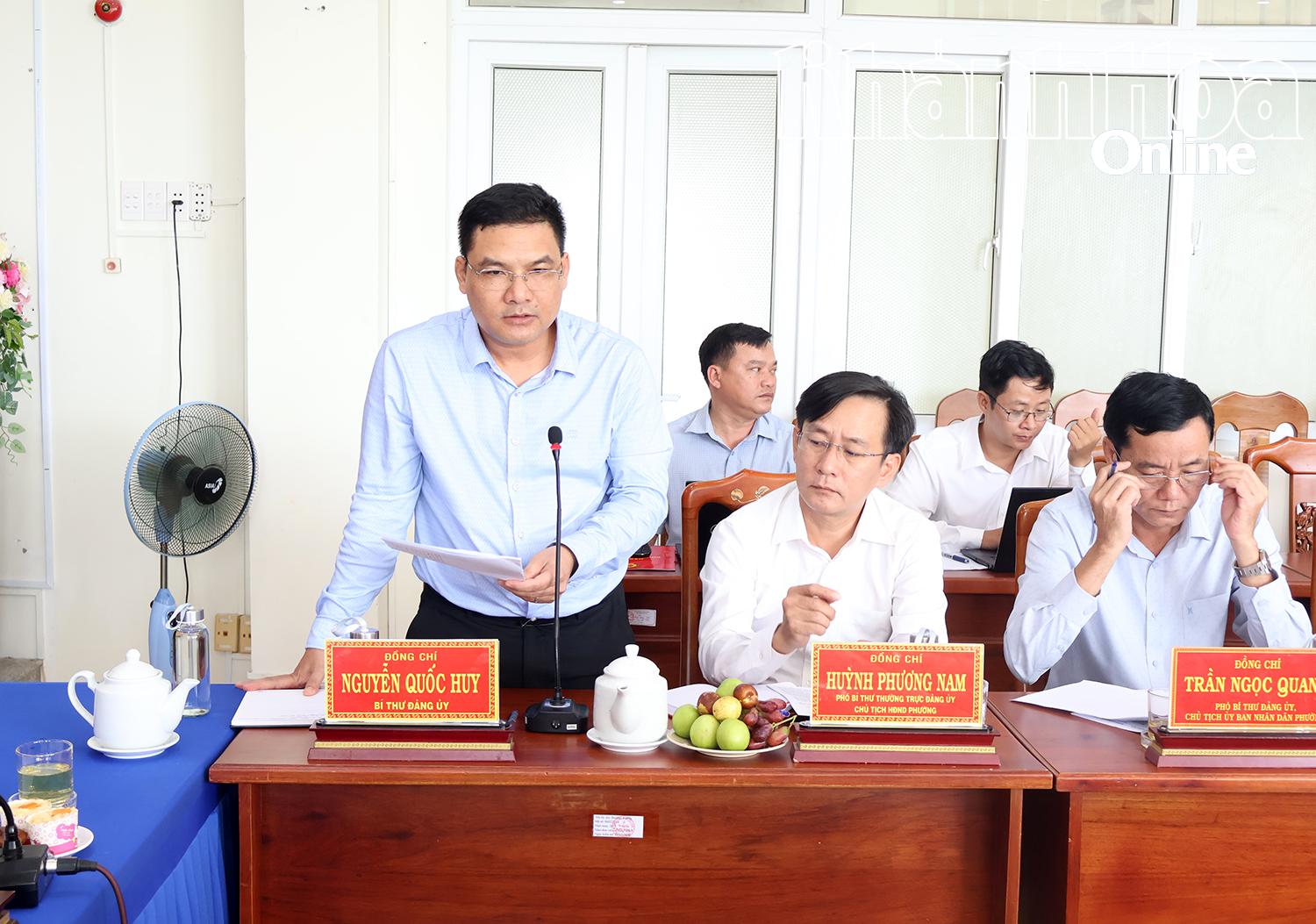 Đồng chí Nguyễn Quốc Huy - Bí thư Đảng ủy phường Đông Hải báo cáo tại buổi làm việc.