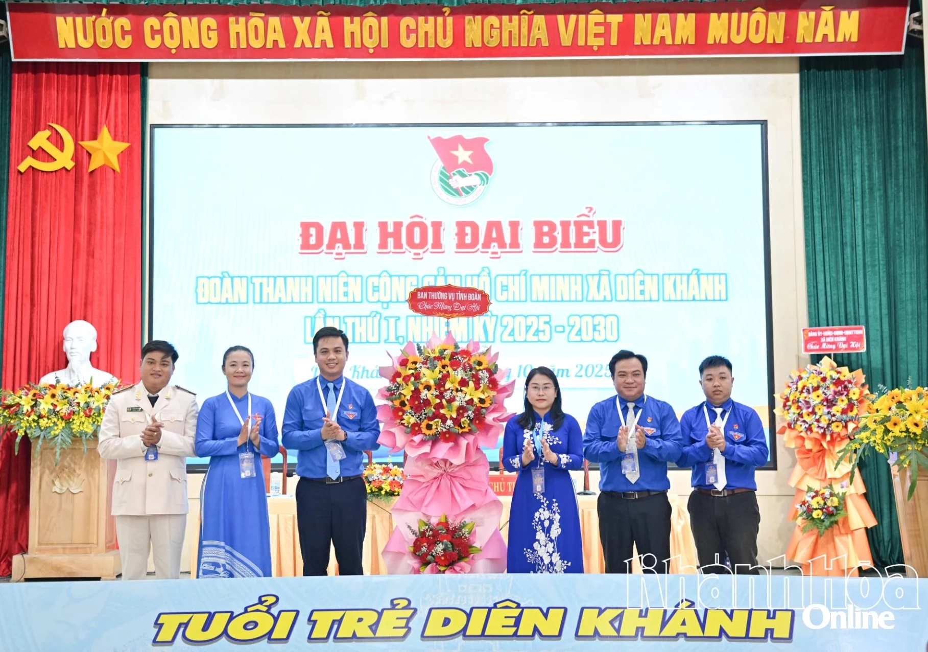 Lãnh đạo Tỉnh đoàn tặng hoa chúc mừng Đại hội.