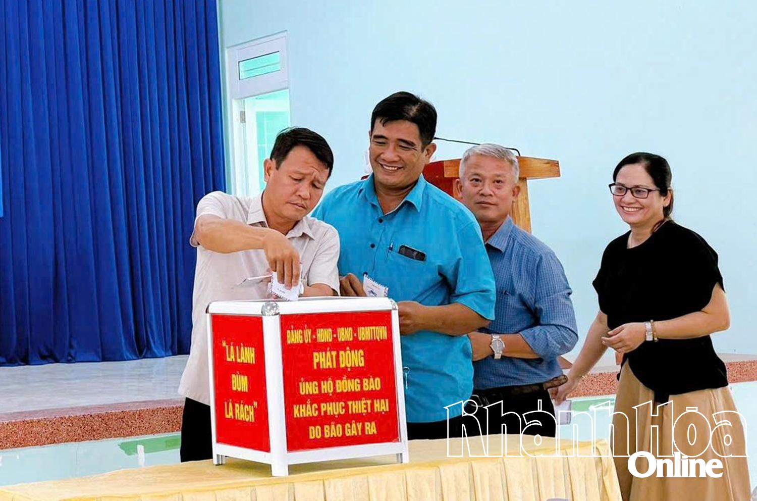 Lãnh đạo Đảng ủy, HĐND, UBND và Ủy ban MTTQ Việt Nam xã tham gia ủng hộ.