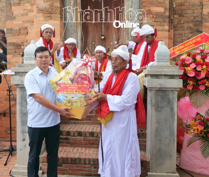 Lãnh đạo Ban Văn hóa - Xã hội HĐND tỉnh dự Lễ hội Katê tại tháp Pô Rômê