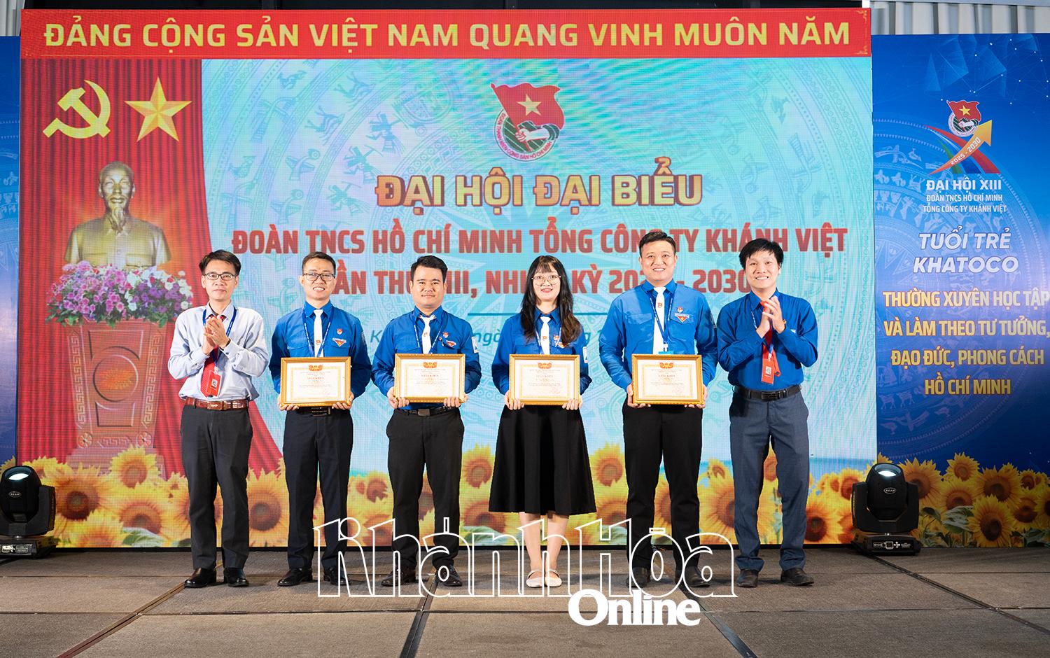 Các tập thể, cá nhân nhận khen thưởng