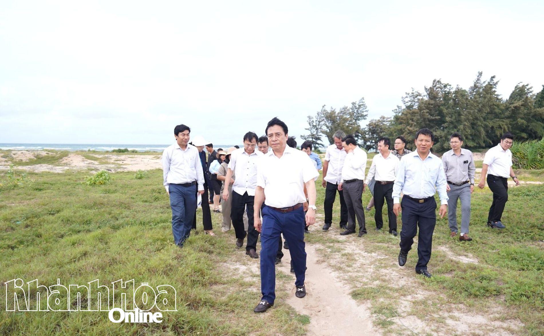 Chủ tịch UBND tỉnh Nguyễn Khắc Toàn kiểm tra thực địa khu vực thực hiện Dự án Nhà máy Điện hạt nhân Ninh Thuận 2.