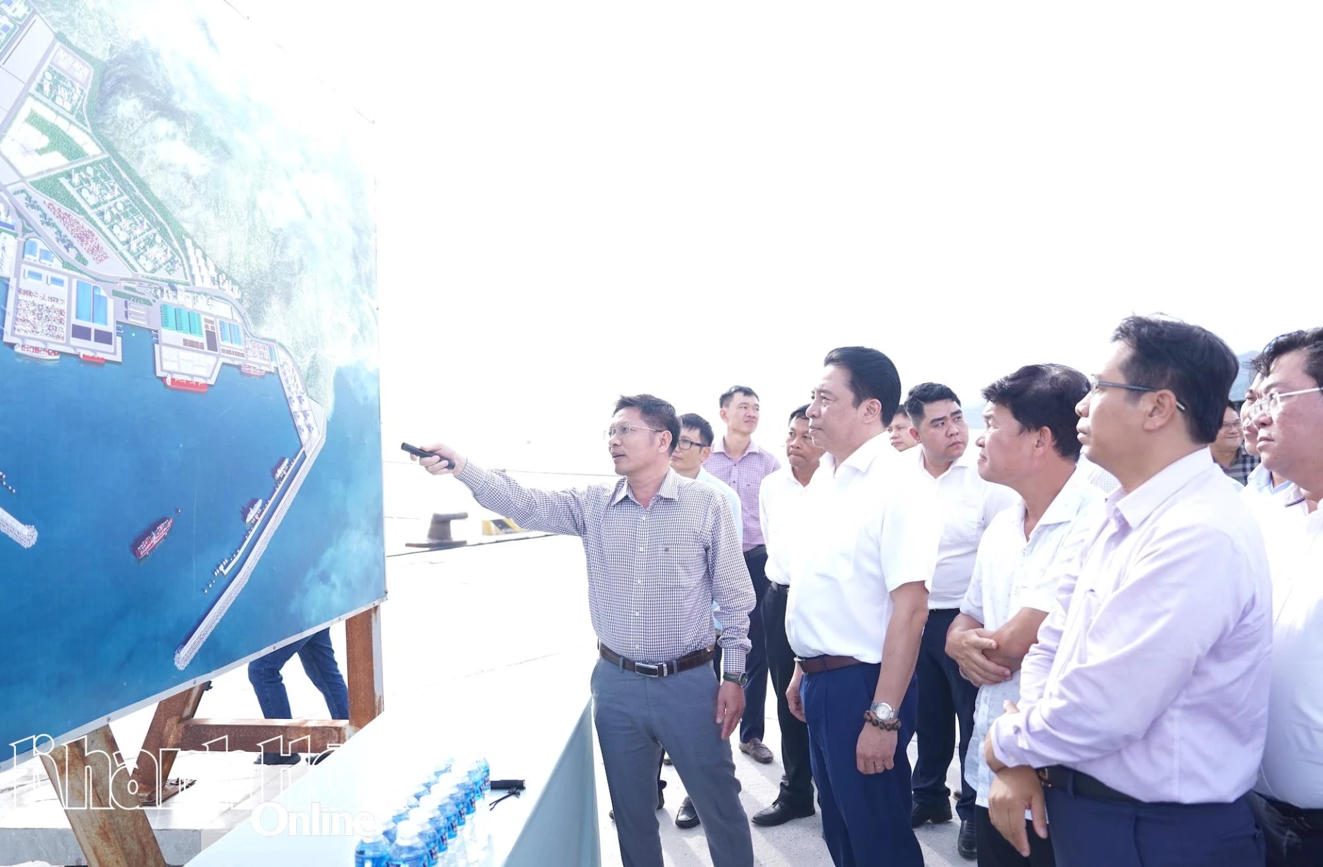 Các đồng chí lãnh đạo tỉnh nghe báo cáo tổng quan hoạt động của Cảng biển tổng hợp Cà Ná.