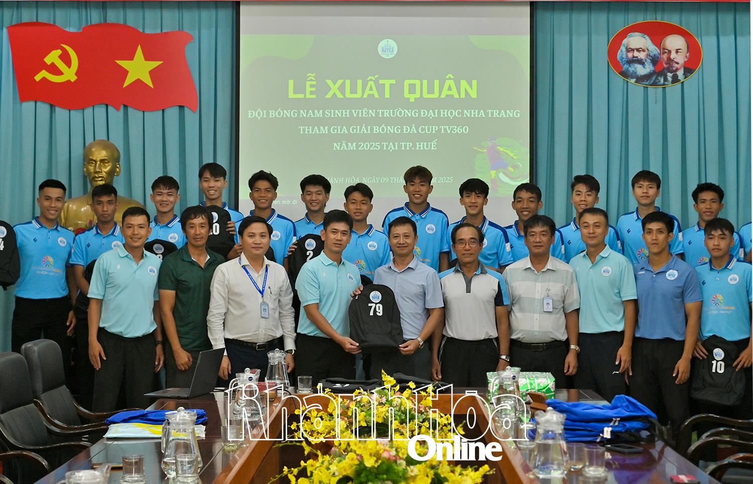 Ban Giám hiệu Trường Đại học Nha Trang gặp, động viên các thành viên Ban huấn luyện, cầu thủ đội bóng tại buỗi lễ xuất quân.