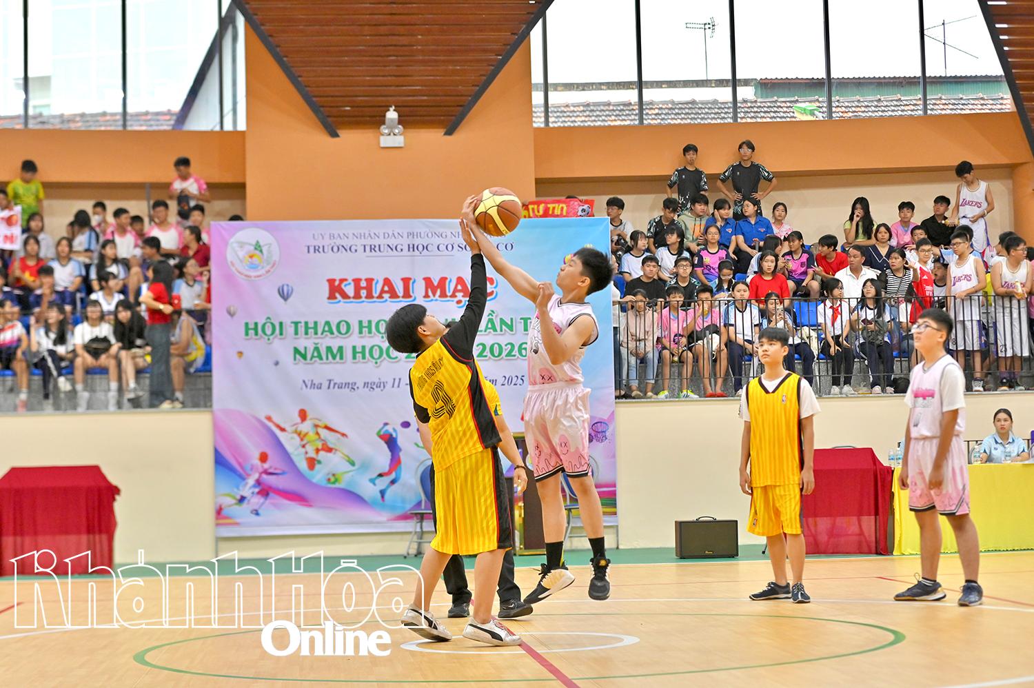 Các vận động viên thi đấu môn bóng rổ nam.