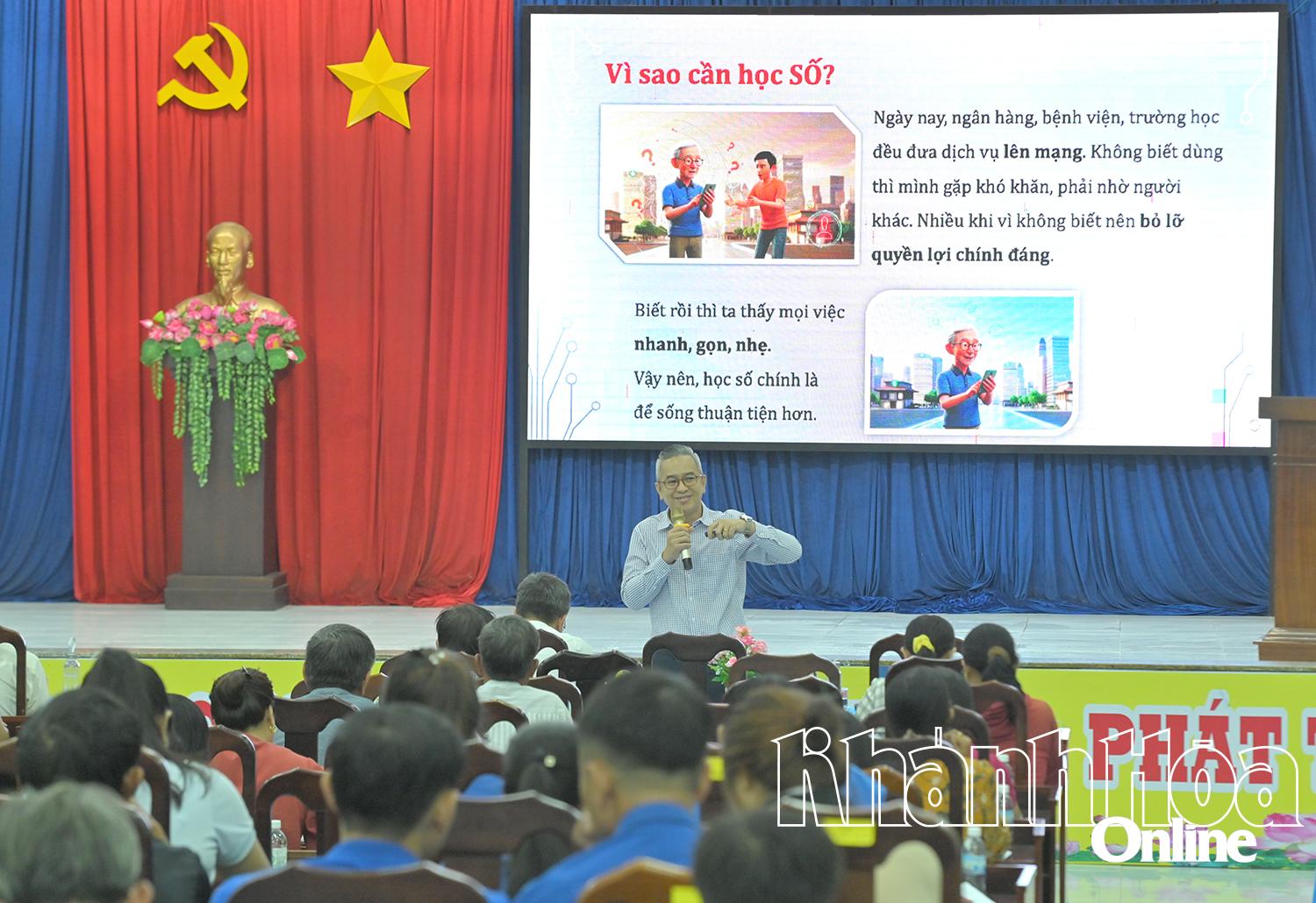 Giảng viên truyền đạt các kiến thức về công nghệ số cho các học viên tại lớp tập huấn.