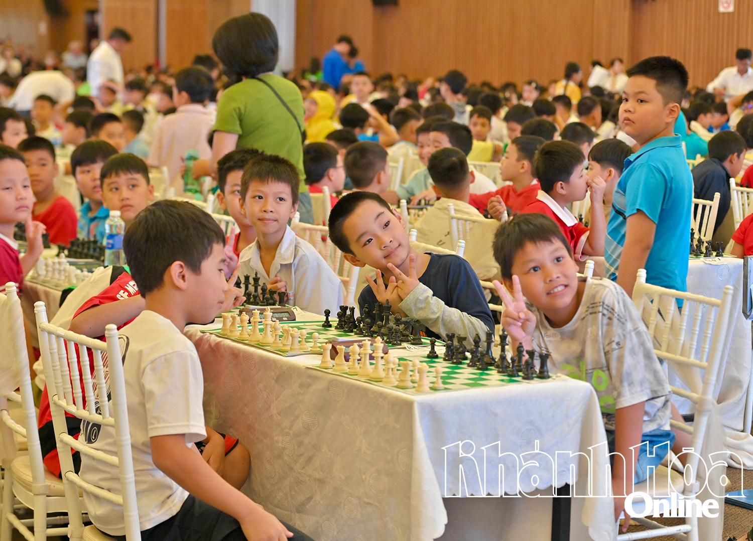 Các kỳ thủ nhí háo hức trước giờ thi đấu.