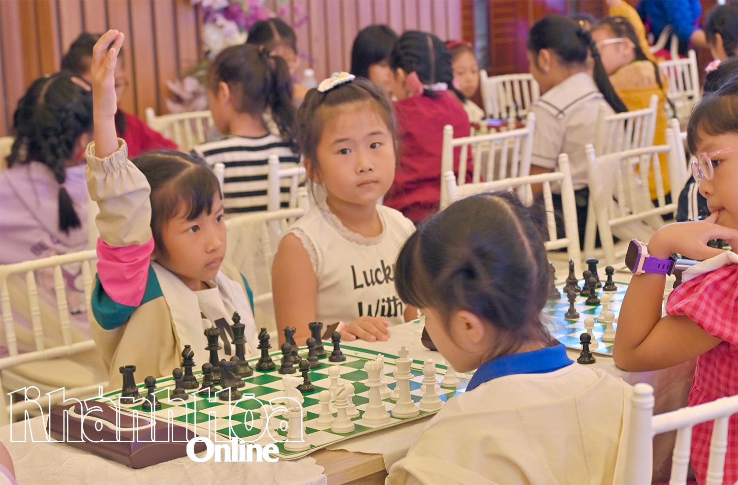 Các nữ kỳ thủ nhí tranh tài tại giải.