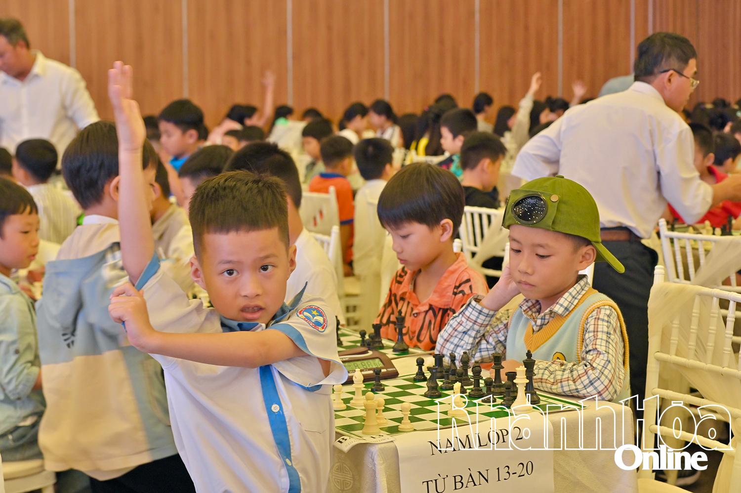 Một nam kỳ thủ nhí giành phần thắng ở ván đấu đầu tiên.